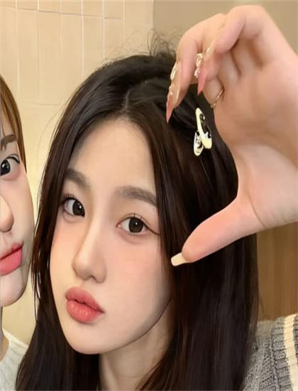 《左撇子女人》悬念设置引人入胜的：叙事技巧与观众心理